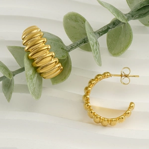 Boucles d'oreilles minimalistes dorées 18 carats en forme de C sur plateau blanc