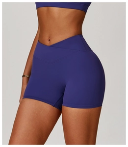 Detail von lila Yoga-Shorts mit hohem Bund und V-förmigem gekreuztem Bund für Fitness
