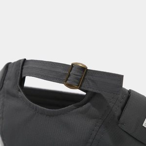 Détail du bonnet docker gris foncé en tissu ripstop avec boucle métallique réglable