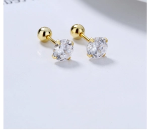 Détail de boucles d'oreilles en argent S925 doré 18 carats avec zircon et fermoir à vis