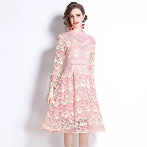Robe trapèze élégante rose et beige en dentelle brodée à manches longues