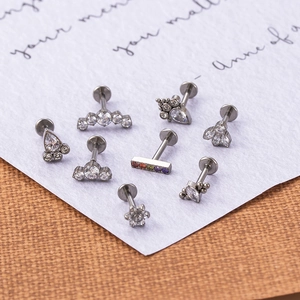 Clous de labret en titane G23 avec zircon en formes de fleur et goutte sur carte
