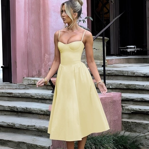 Détail de la robe d'été jaune clair avec corsage style corset et fines bretelles