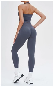 Vue arrière de l'ensemble de yoga sans couture bleu-gris avec legging et haut court