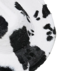 Gros plan sur la texture en peluche à motif vache d'un chapeau de jazz style western