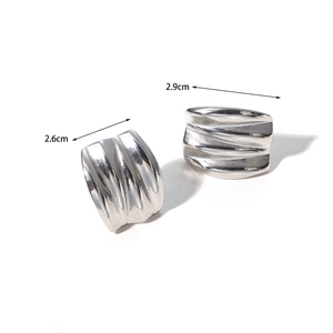 Dettaglio di orecchini in acciaio opaco con trama increspata e misure 2,9 cm per 2,6 cm