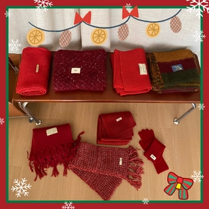 Bufanda y guantes navideños rojos de punto grueso en mezcla de lana y cachemira