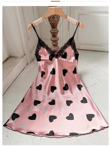 Vue détaillée d'une nuisette en satin rose avec dentelle noire et imprimé cœur élégant