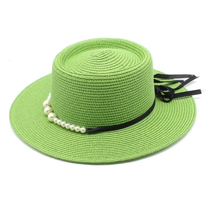 Cappello boater in paglia verde brillante con perle bianche e fiocco in nastro nero