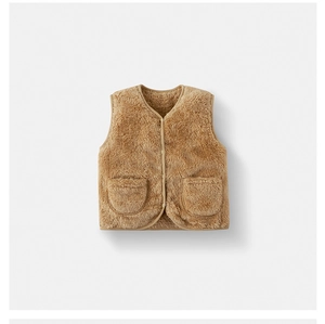 Dettaglio del gilet in peluche per bambini color cammello con scollo a V e texture soffice