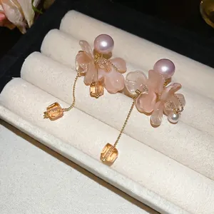 Eleganti orecchini a fiore con petali rosa, perle e cristalli color champagne