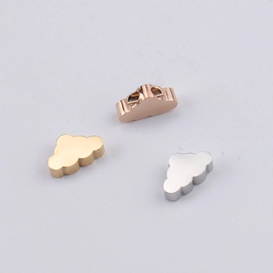 Detail van gepolijste roestvrijstalen wolkenhangers in de kleuren roségoud, goud en zilver