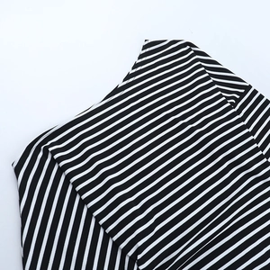 Détail de la couture d'épaule et texture côtelée sur le haut en maille à rayures