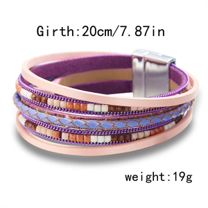 Détail du bracelet en cuir rose avec fermoir magnétique, longueur 20cm et poids de 19g