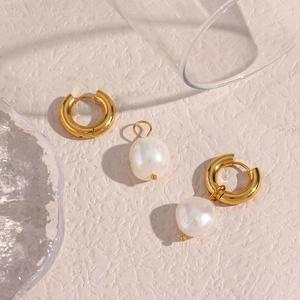 Vue détaillée de boucles d'oreilles créoles dorées avec perles baroques naturelles