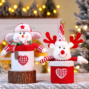 Weihnachts-Geschenkgläser mit Schneemann und Rentier Motiven auf rustikalen Holzständern