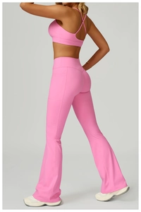 Détail de l'ensemble de yoga rose avec bretelles croisées et poche latérale