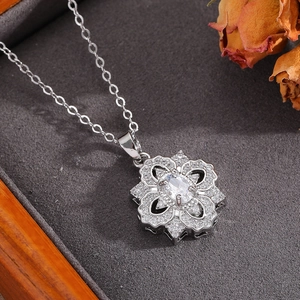 Détail du collier pendentif mandala en argent avec diamants sur un écrin à bijoux