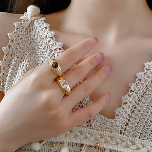Detail von Vintage Goldringen mit braunem Tigerauge und Zirkon auf Modelhand