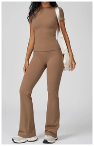 Détail d'un ensemble t-shirt à manches courtes marron et pantalon yoga évasé