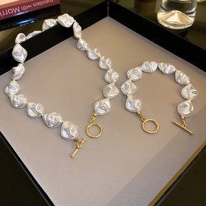 Ensemble collier et bracelet en perles baroques irrégulières avec fermoir en T doré chic