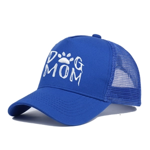 Casquette trucker Dog Mom brodée bleu roi avec filet respirant à l'arrière