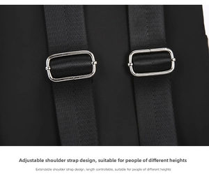 Détail de la bandoulière réglable du sac à dos en nylon, quincaillerie métallique.