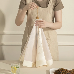 Couvre-plat pliable en maille beige avec poignée bois pour table de cuisine
