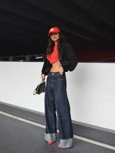 Détails d'un ensemble jean évasé à large revers et d'une veste courte noire