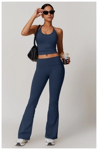 Vue détaillée du crop top de yoga dos nu bleu marine et du legging évasé à taille haute