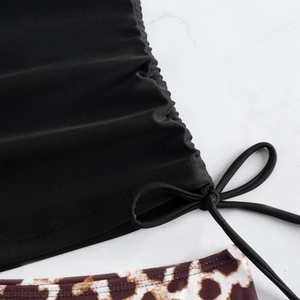 Haut de maillot de bain noir froncé avec imprimé léopard et cordon de serrage