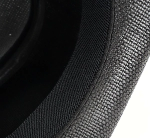Dettaglio del cappello western in paglia con trama intrecciata nera e fascia interna