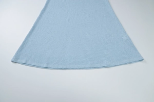Dettaglio macro del tessuto a nido d'ape azzurro con cuciture e trama raffinata