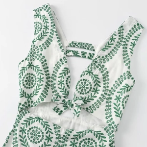 Weißes ärmelloses Kleid mit grüner Blumenstickerei und Taillenausschnitt mit Schleife