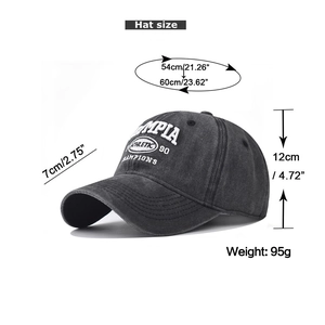 Détail de la casquette grise en coton délavé avec broderie Olympia et lettrage 3D