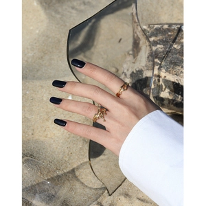 Minimalist S925 sterling silver open ring with gold fluid texture design on female hand