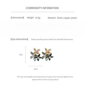 Size and material details of gold-plated flower earrings with resin petals and pearls
