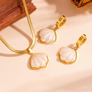 Elegant gold-plated shell necklace and earrings set with white mother of pearl inlay