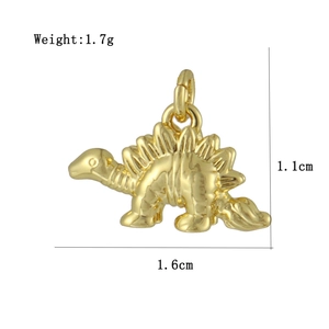 Vue macro du pendentif dinosaure doré montrant les dimensions de 16mm de long et 11mm de haut