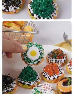 Dettaglio macro di un modello di cibo giapponese okonomiyaki in miniatura con condimenti