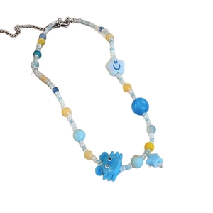 Collier de perles colorées avec pendentif crabe bleu et breloque étoile souriante