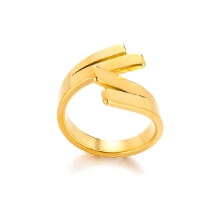 Dettaglio anello geometrico in acciaio placcato oro 18K con design a tripla fascia
