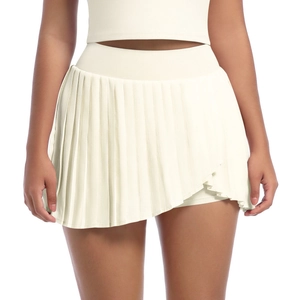 Detail eines cremeweißen Tennisrockes mit hoher Taille, Falten und Innenhose