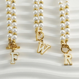 Collier en perles dorées 18K avec fermoir OT et pendentifs lettres alphabet F W R