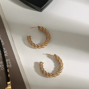 Boucles d'oreilles créoles en C bicolores avec design torsadé en or et argent