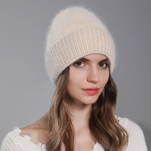 Berretto da donna in lana d'angora bianco crema con dettagli glitterati per l'inverno