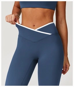 Detailansicht der High-Waist-Yogahose mit V-Kreuzbund und weißen Kontrastpaspeln