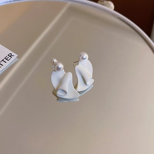 Vue détaillée en miroir de boucles d'oreilles géométriques blanc crème avec perles