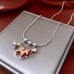 Détail d'un collier cheval en bois vintage avec zircone cubique sur un écrin à bijoux