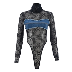 Détail du body en dentelle noire avec empiècement denim et col montant chic
